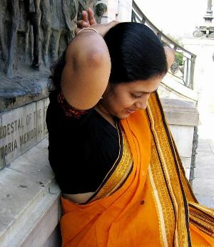 Abitha Aunty_28.jpg Cute Abitha Aunty Saree Candid Panties and Nudes